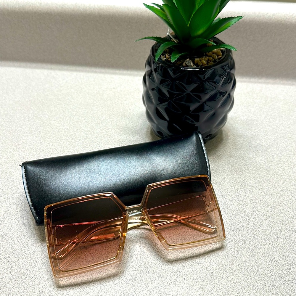 Any 2 Glasses $20. Bundle items. 
Clear brown glasses.